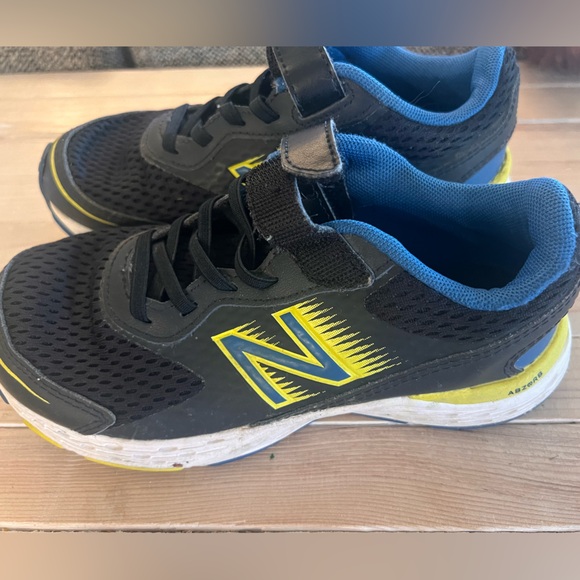 New Balance tennis shoes youth size 1 - Picture 3 of 7